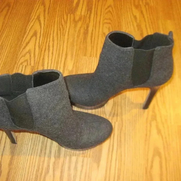 VINCE CAMUTO Gray Wool Ankle Heels Booties Size 9B - Picture 1 of 8